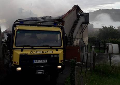 Imagen secundaria 1 - Los bomberos sofocan un incendio en una casa de El Coto, en Siero