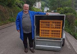 Fernando Cañón, junto al vehículo con el que reparte gallinas.
