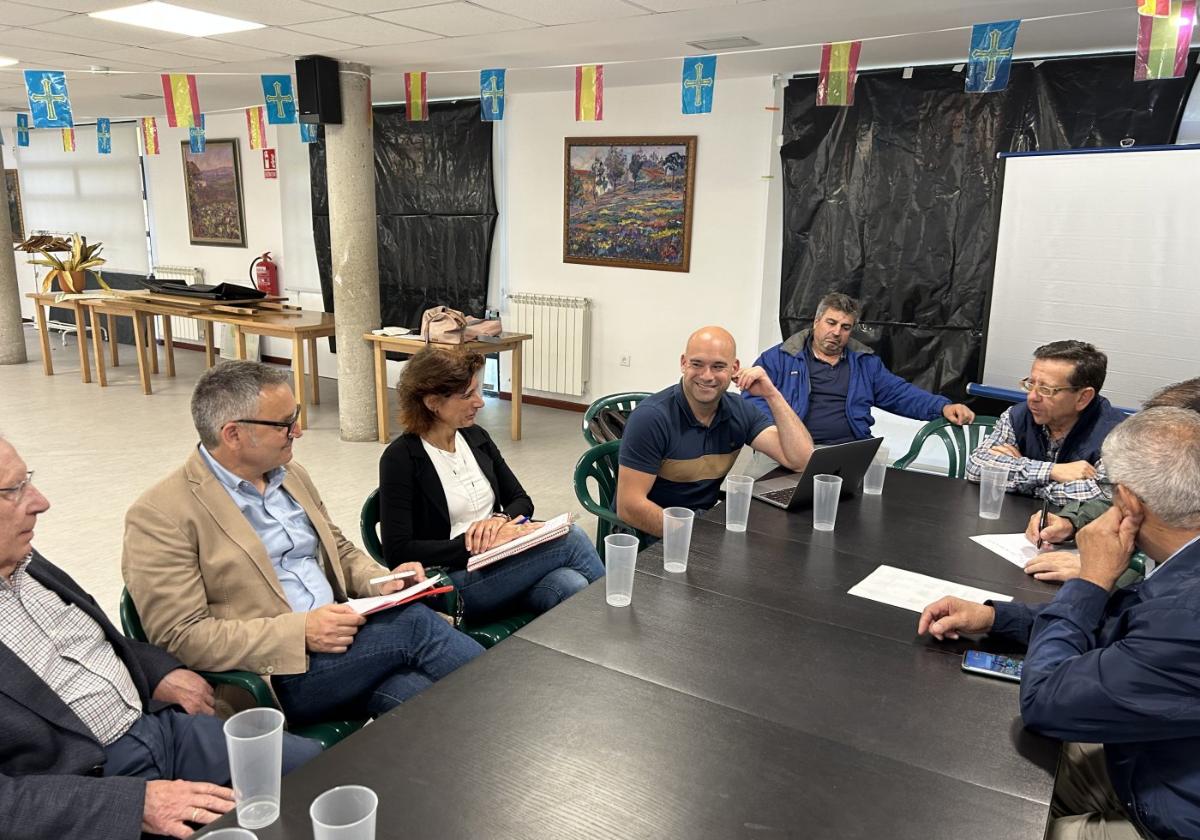 Miembros de la candidatura municipal de Foro con vecinos de Castiello.