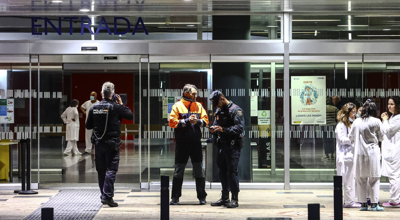 La Policía Nacional desaloja el HUCA por una amenaza de bomba