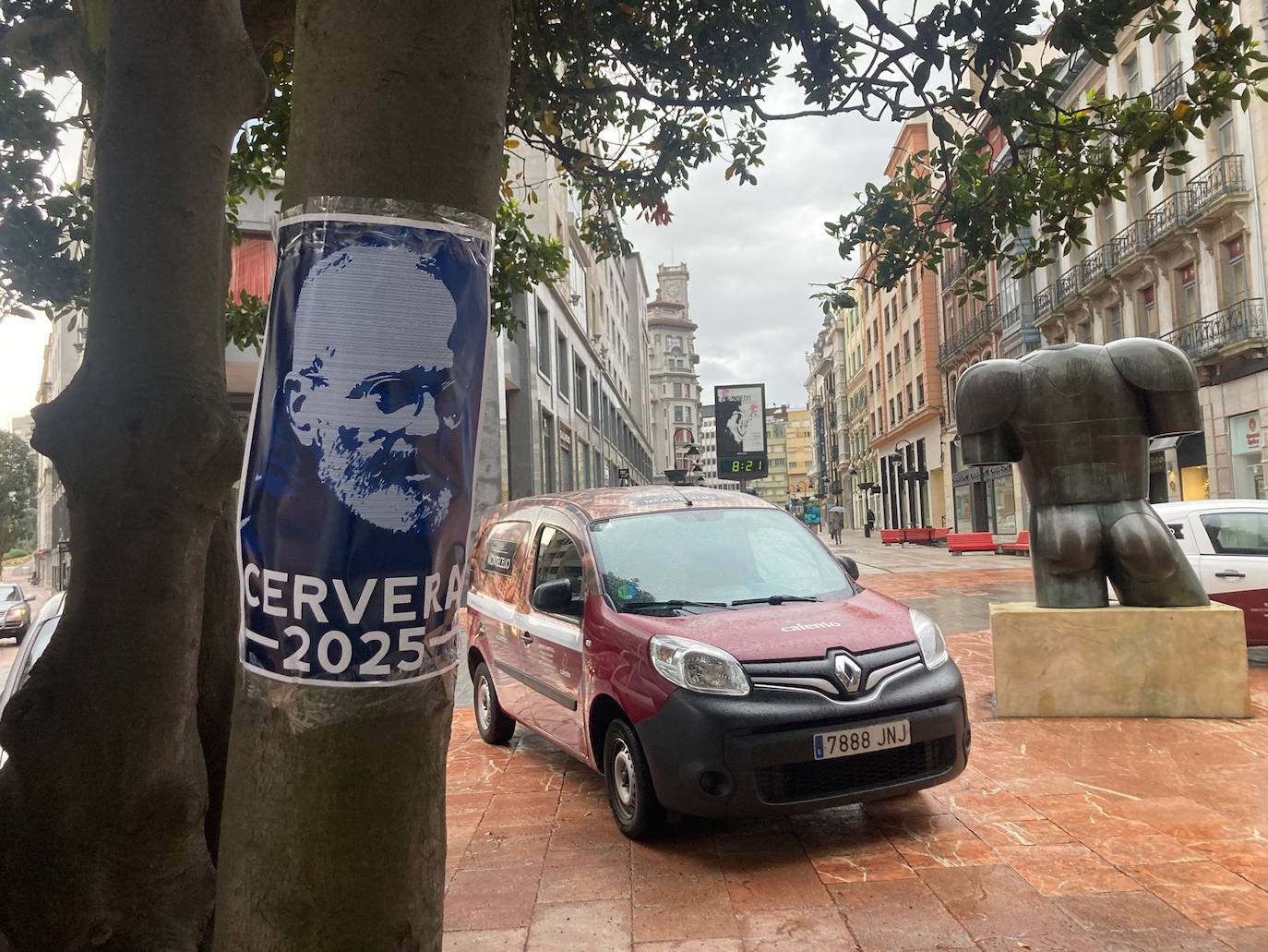 El Oviedo adelanta la pegada de carteles y empapela la ciudad con la cara de Cervera