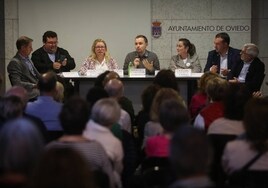 Carlos Fernández Llaneza, Luis Pacho, Belén Suárez Prieto, Daniel Lumbreras, Sonsoles Peralta, Carlos Suárez y Gaspar Llamazares durante el debate.
