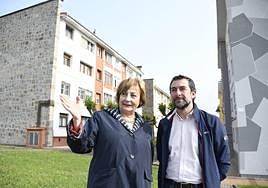 Mariví Monteserín y Manuel Campa, ayer, en la calle Alas Clarín.