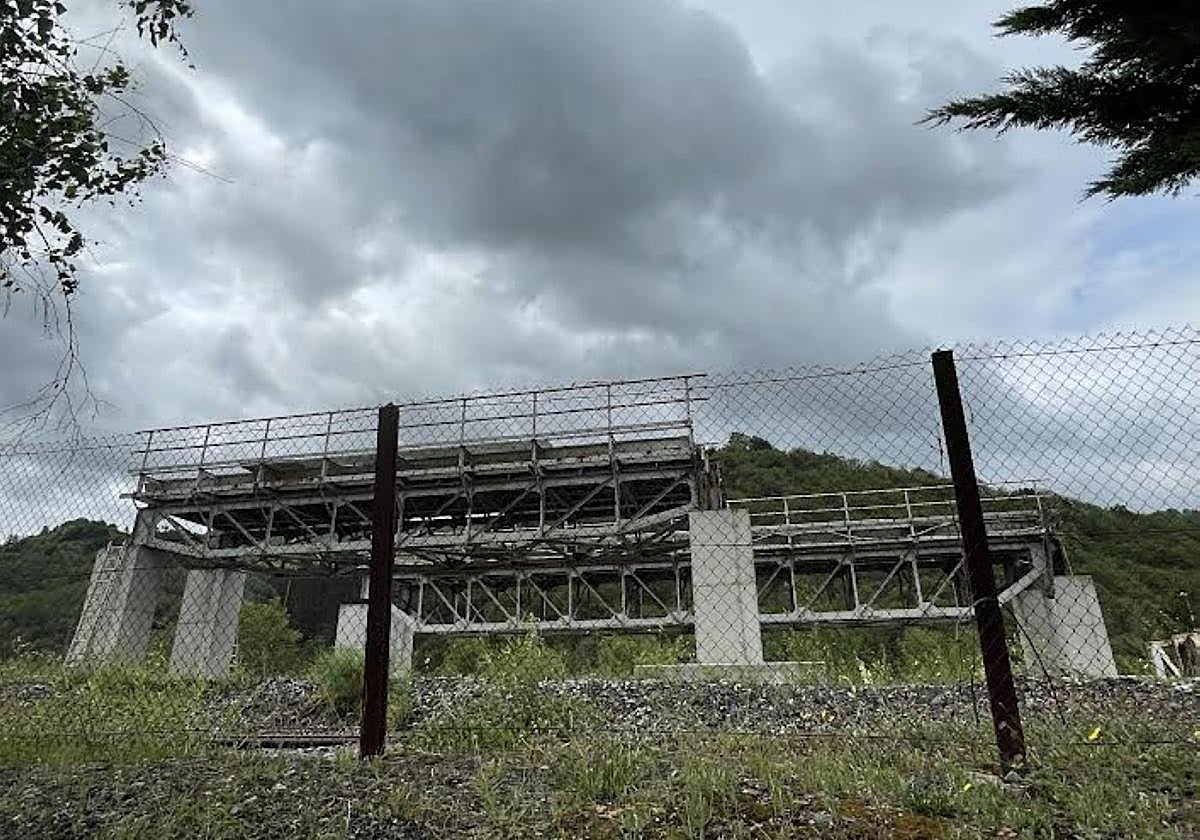Los dos tramos del puente del pozo Carrio sobre los pilares construidos para su reparación.