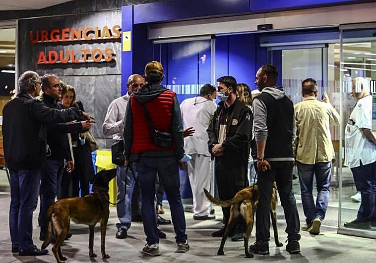 Efectivos de la Unidad de Guías Caninos de la Policía, la noche del miércoles, en la entrada del servicio de Urgencias del HUCA.