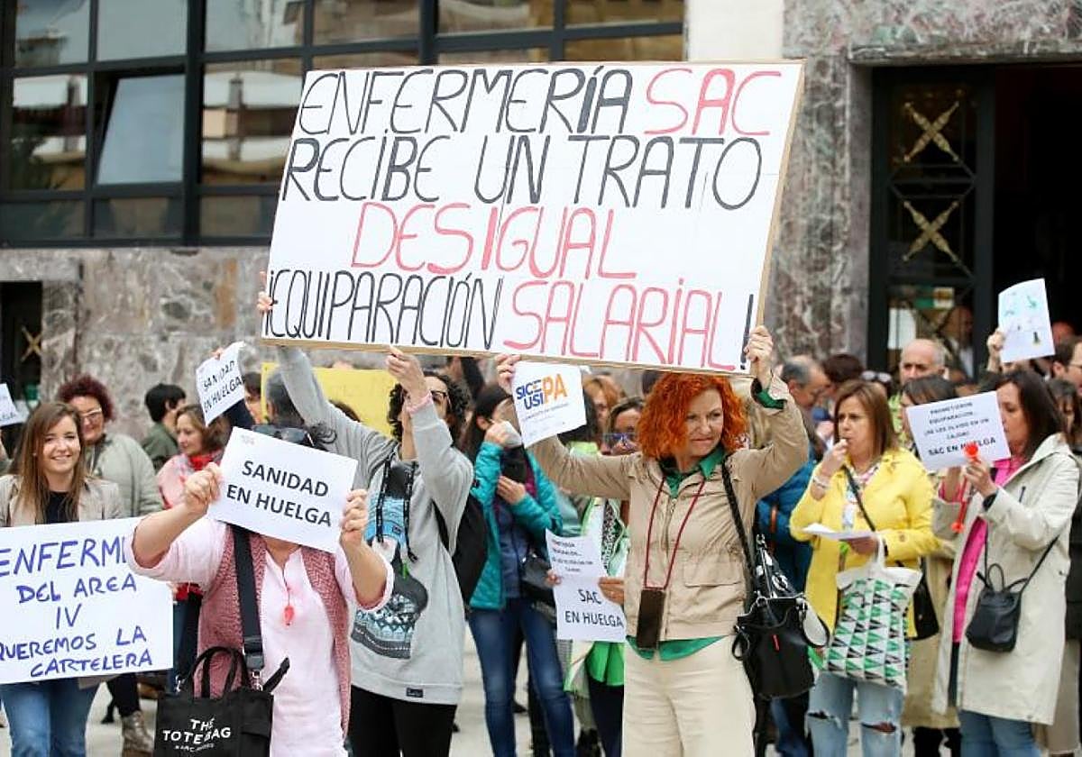 Médicos y personal de enfermería, en la concentración que se convocó ayer ante la sede del Sespa, en Oviedo.