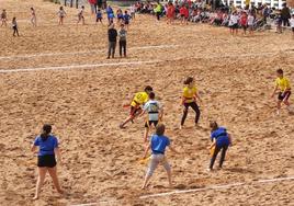 Varios escolares, durante el torneo celebrado en Luanco.