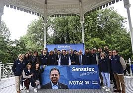 Partido Popular. Alfredo Canteli, en el centro, ayer el kiosco de la música del Campo.