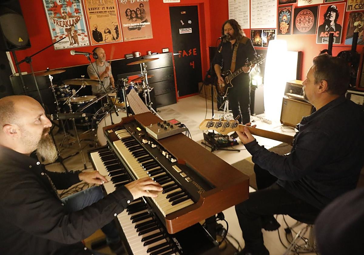 Los integrantes de The Electric Buffalo, en su local de ensayo de Gijón.