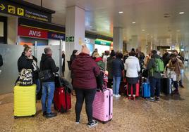 Pasajeros con maletas en la terminal del aeropuerto de Asturias.