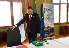 El presidente del Principado, Adrián Barbón, esta mañana en Navia.