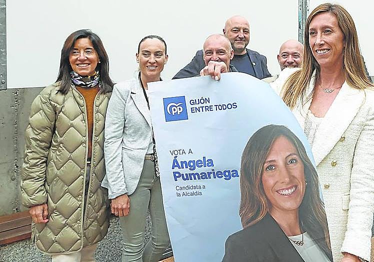 PP. Ángela Pumariega, en el barrio de El Llano, junto al resto de integrantes de la lista popular. arnaldo garcía
