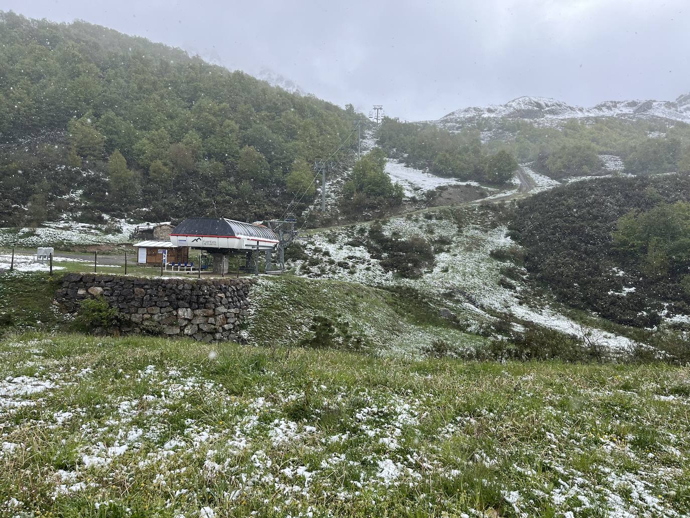 La nieve reaparece en pleno mayo en Asturias