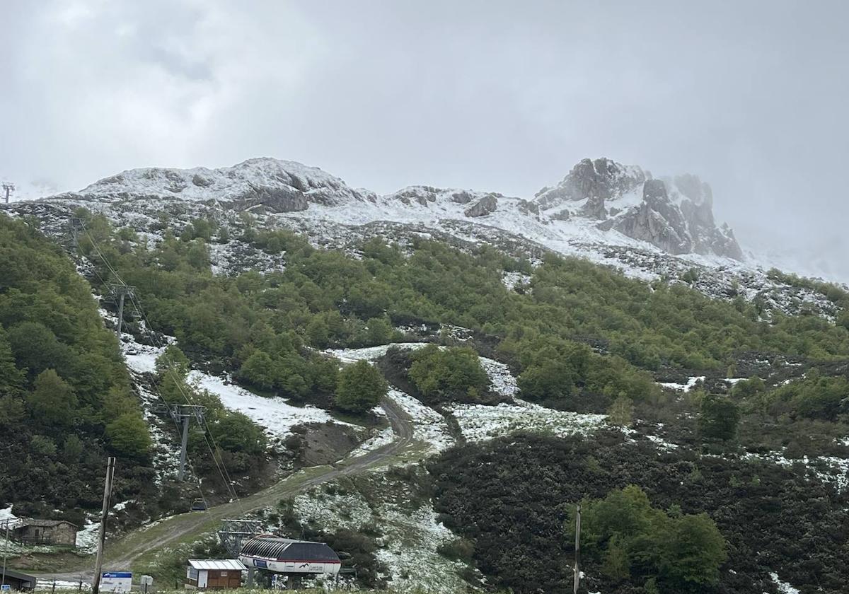 La nieve reaparece en pleno mayo en Asturias