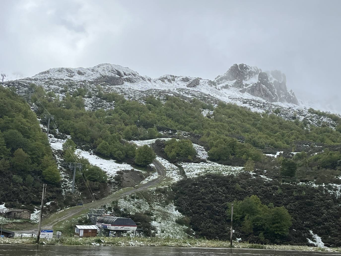 La nieve reaparece en pleno mayo en Asturias