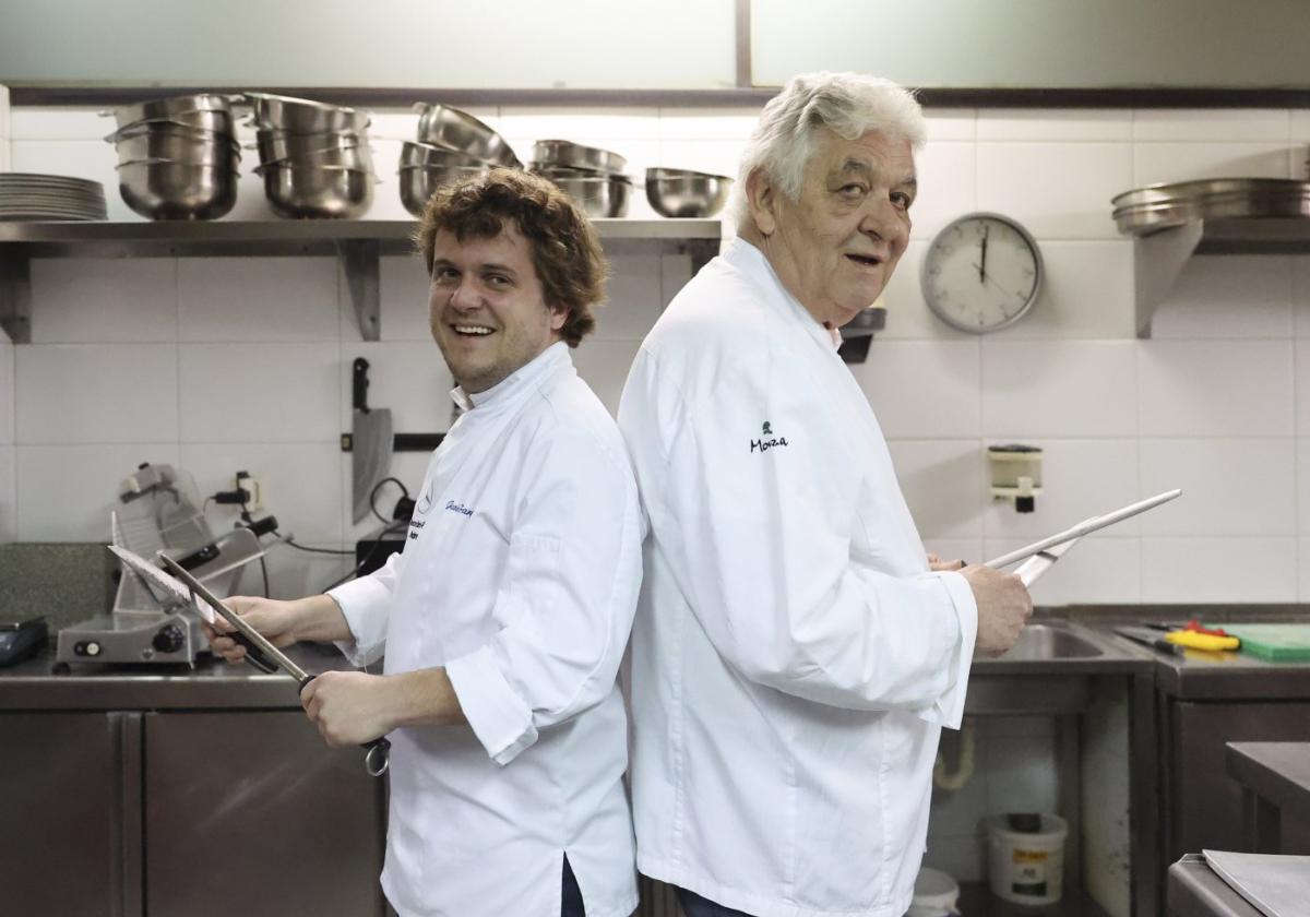 Equipo.JavierFarpón y Abel Terente afilan los cuchillos en la cocina de El Asador de Abel.