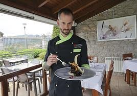 Eriz Aznar con el plato carrillera de ternera.