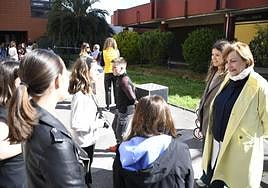 Mariví Monteserín charla con jóvenes en la Factoría Cultural.