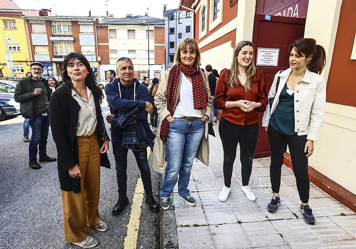 Laura Tuero, Xune Elipe, Covadonga Tomé, Olaya Suárez e Isa Serra, ayer, en el acto de apertura de campaña de Podemos.