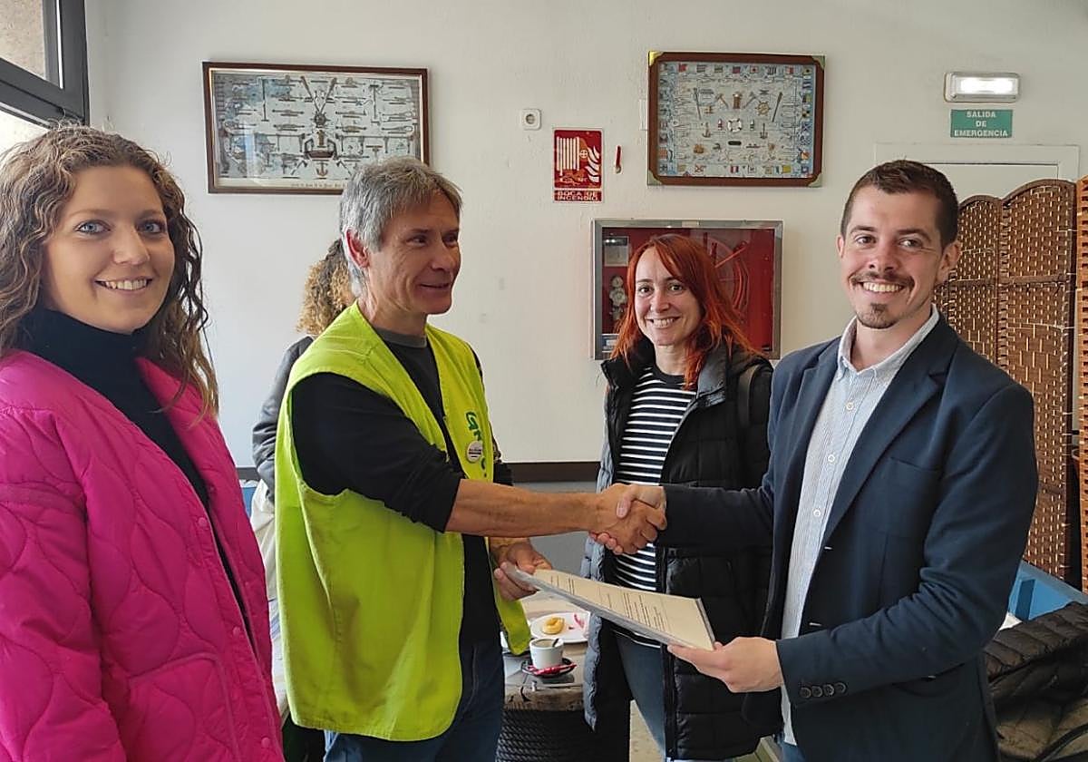 Javier Suárez Llana (dcha), con Greenpeace.