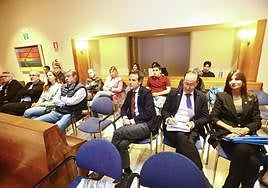 Los acompañantes de los candidatos siguiendo el debate celebrado en el hotel de la Reconquista.