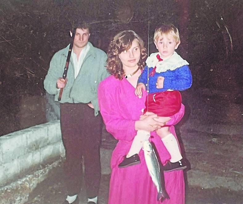INFANCIA. Adrián Pumares, en brazos de su madre, Marta, y seguido de su padre, José Manuel. E.C.