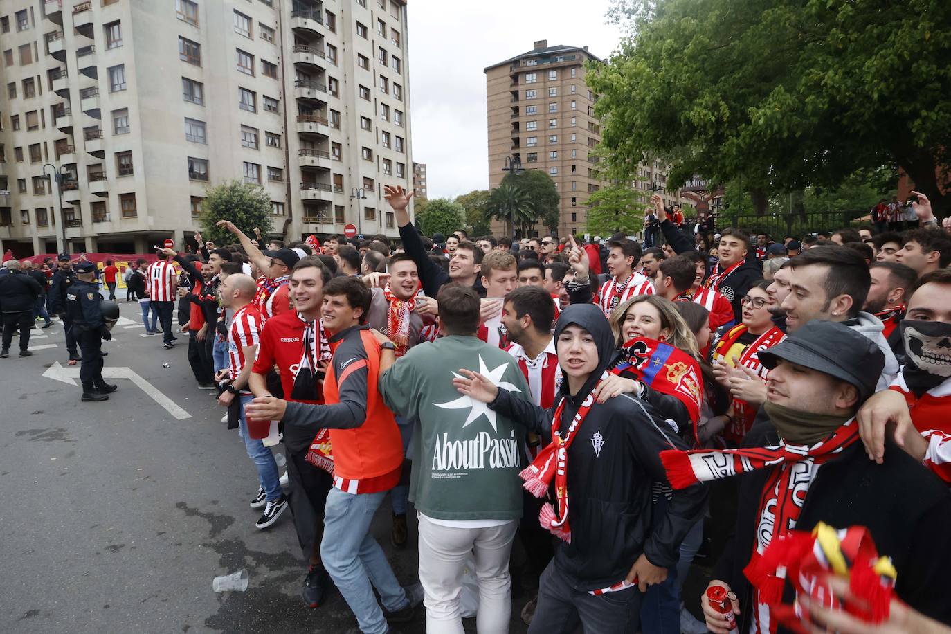 Marea rojiblanca para alentar al Sporting