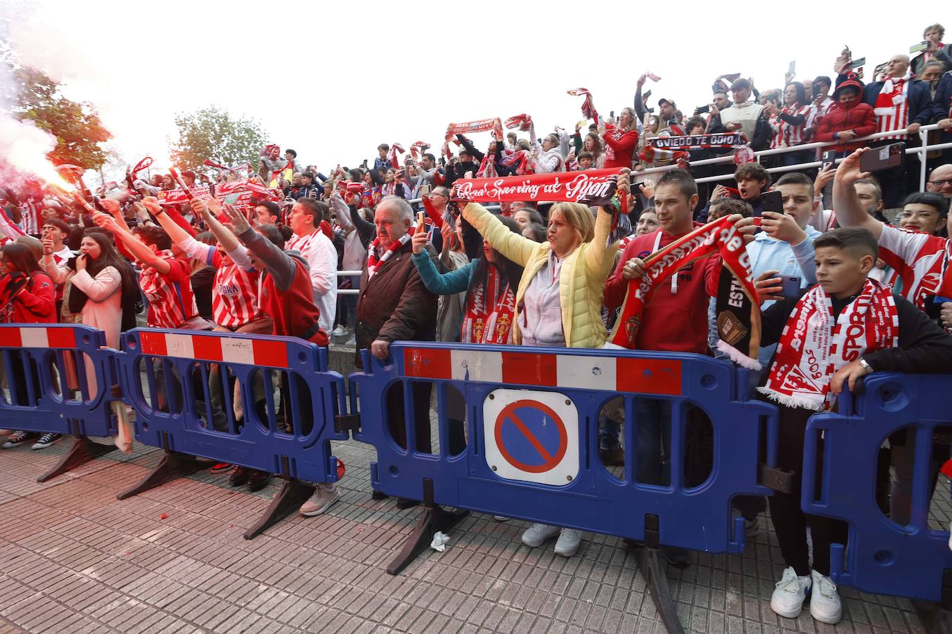 Marea rojiblanca para alentar al Sporting