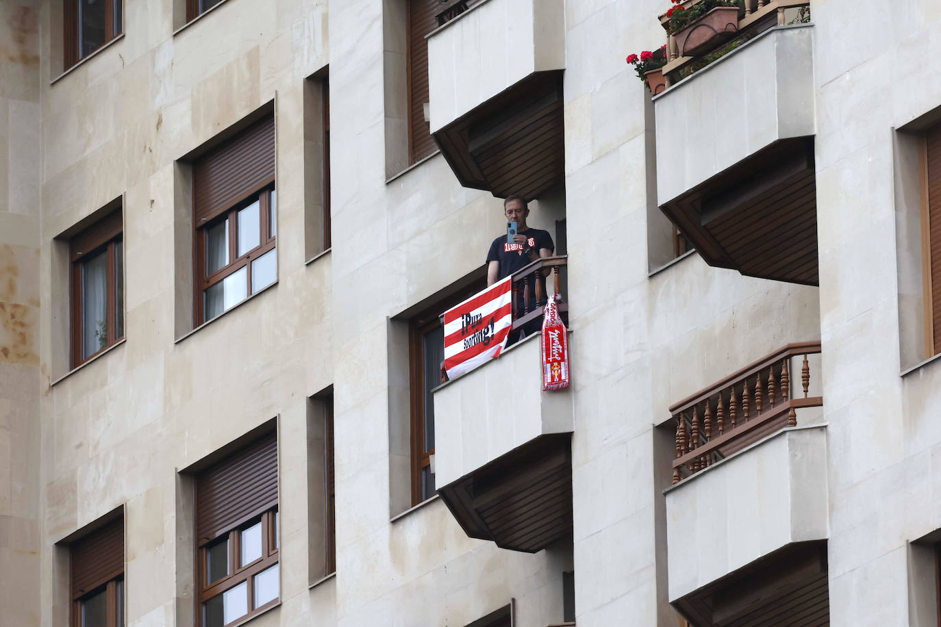 Marea rojiblanca para alentar al Sporting