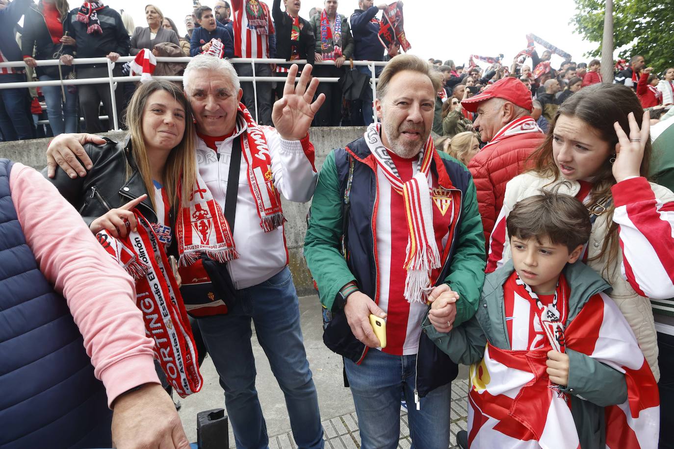 Marea rojiblanca para alentar al Sporting