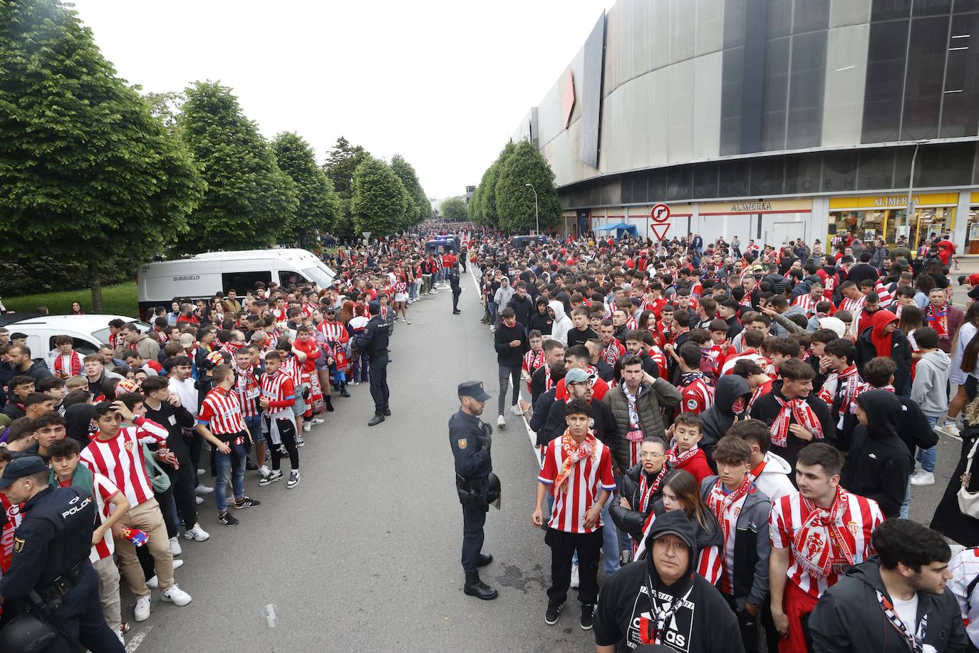 Marea rojiblanca para alentar al Sporting