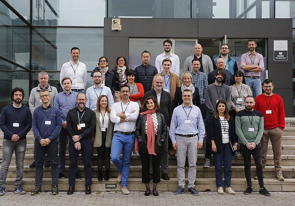 Los representantes de los diecisiete socios que forman parte del consorcio posan en el CTIC en una foto de familia.