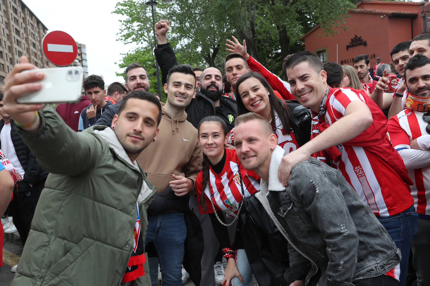 Marea rojiblanca para alentar al Sporting