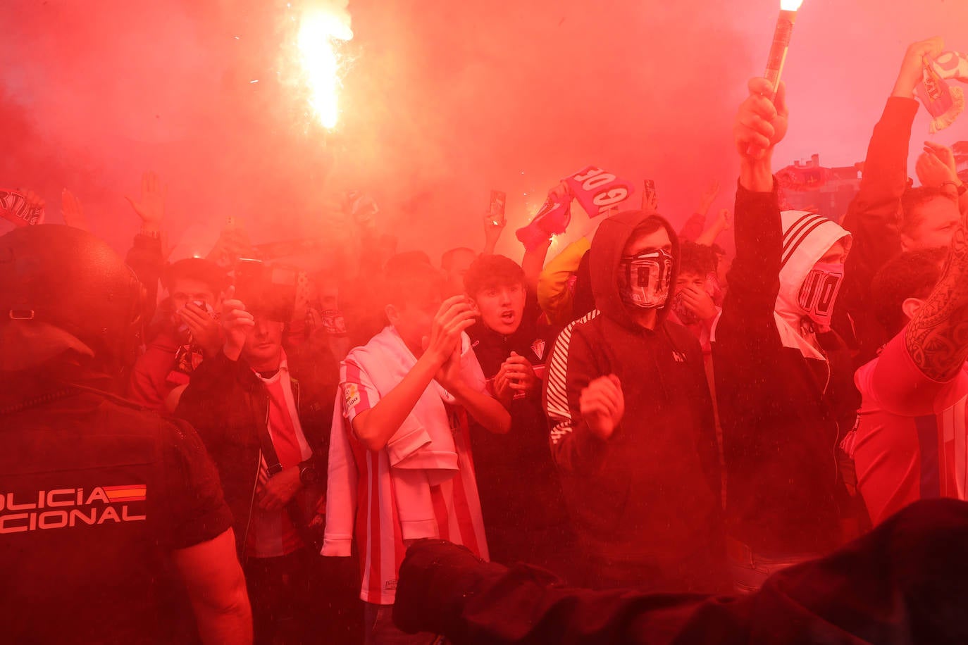 Marea rojiblanca para alentar al Sporting