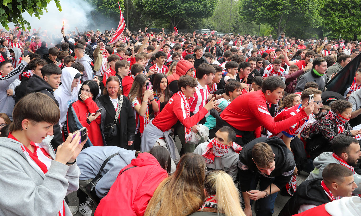 Marea rojiblanca para alentar al Sporting