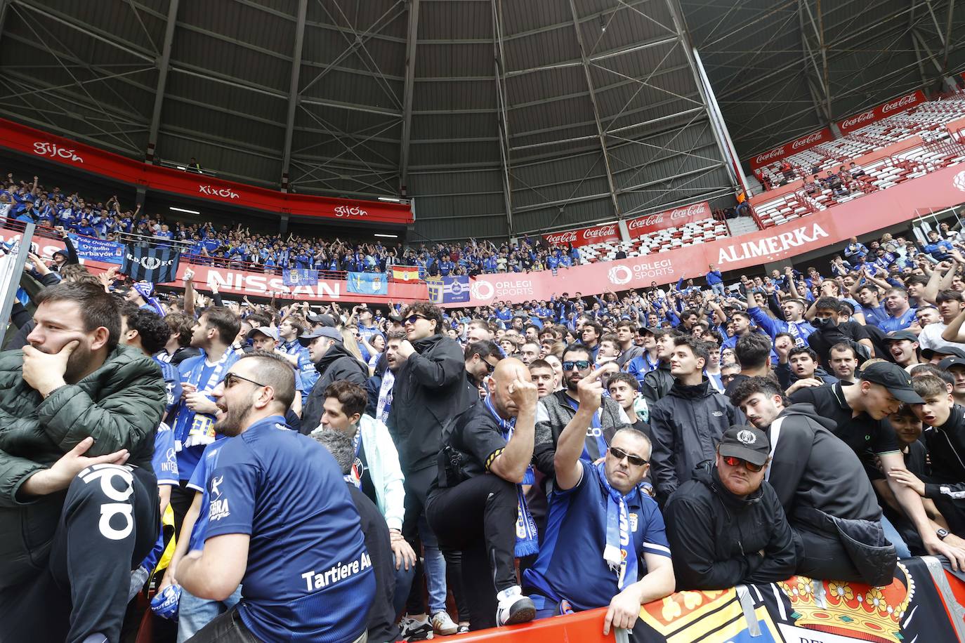 ¿Estuviste en el Sporting - Oviedo? ¡Búscate en las fotos!