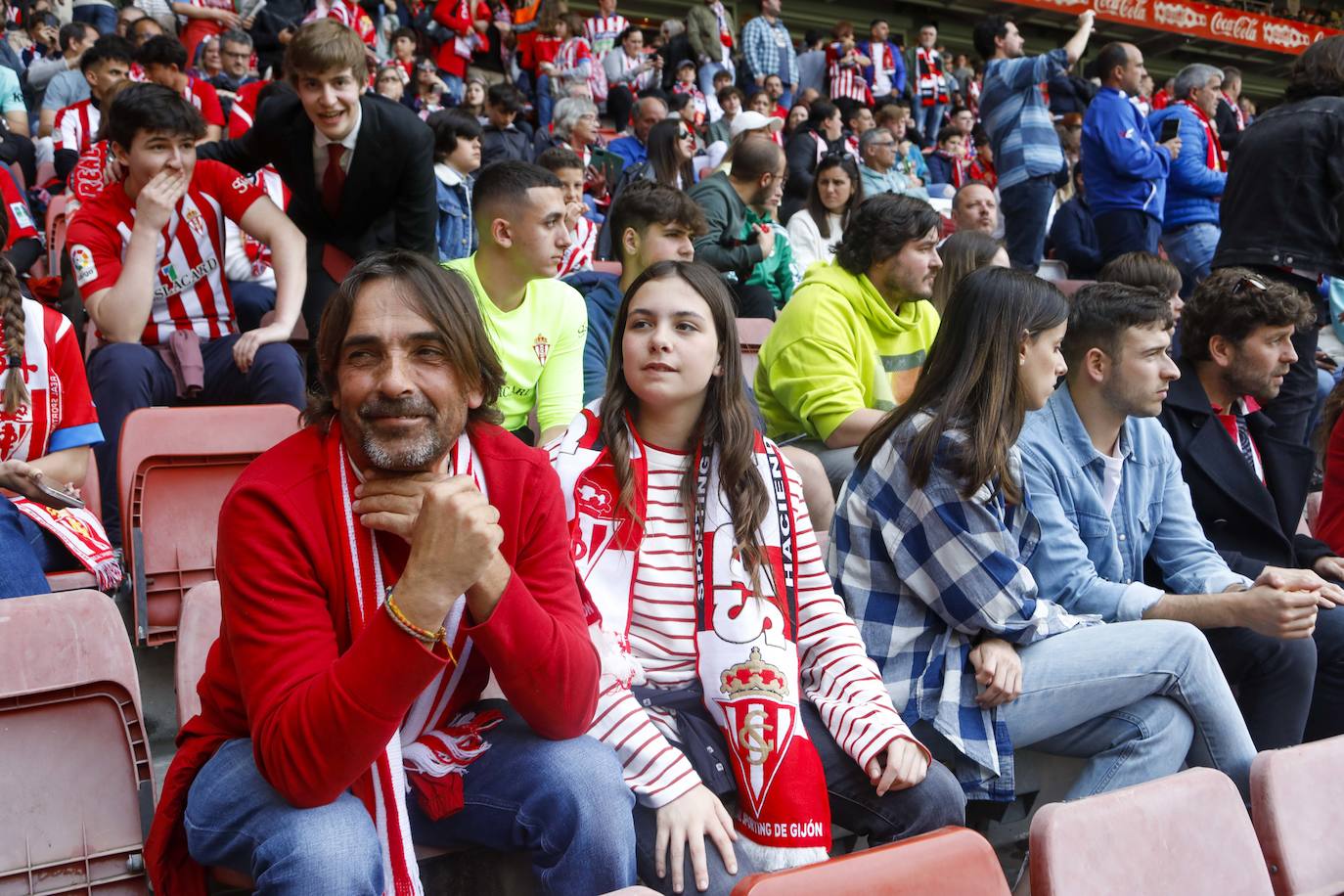 ¿Estuviste en el Sporting - Oviedo? ¡Búscate en las fotos!