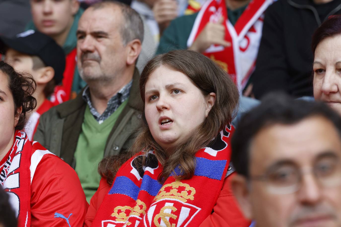 ¿Estuviste en el Sporting - Oviedo? ¡Búscate en las fotos!