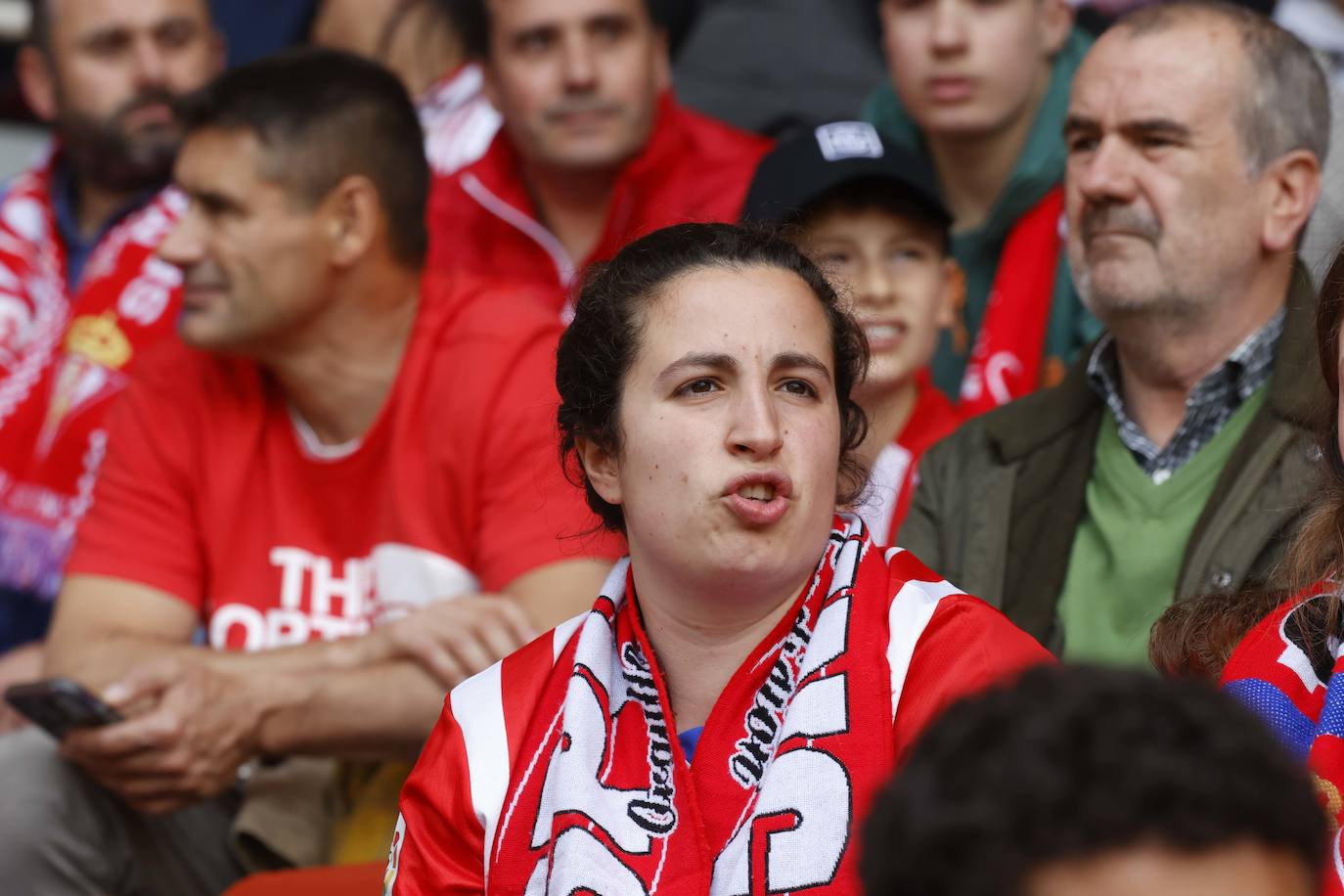 ¿Estuviste en el Sporting - Oviedo? ¡Búscate en las fotos!