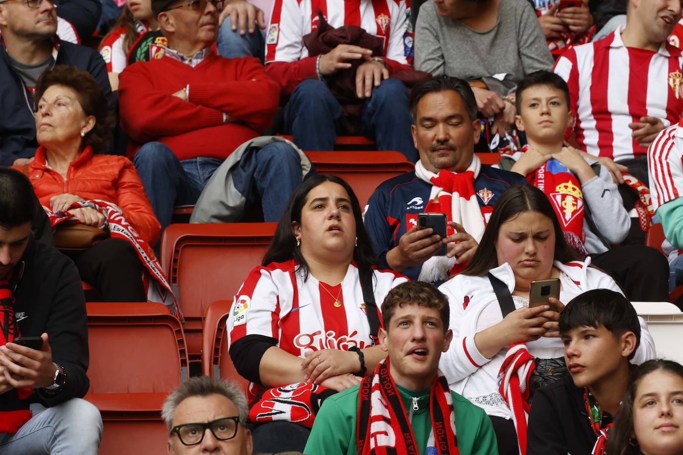 ¿Estuviste en el Sporting - Oviedo? ¡Búscate en las fotos!