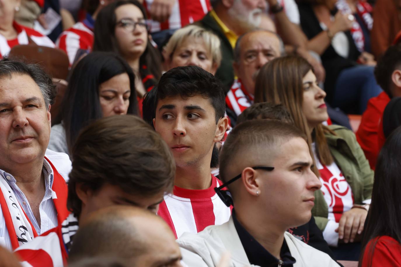 ¿Estuviste en el Sporting - Oviedo? ¡Búscate en las fotos!