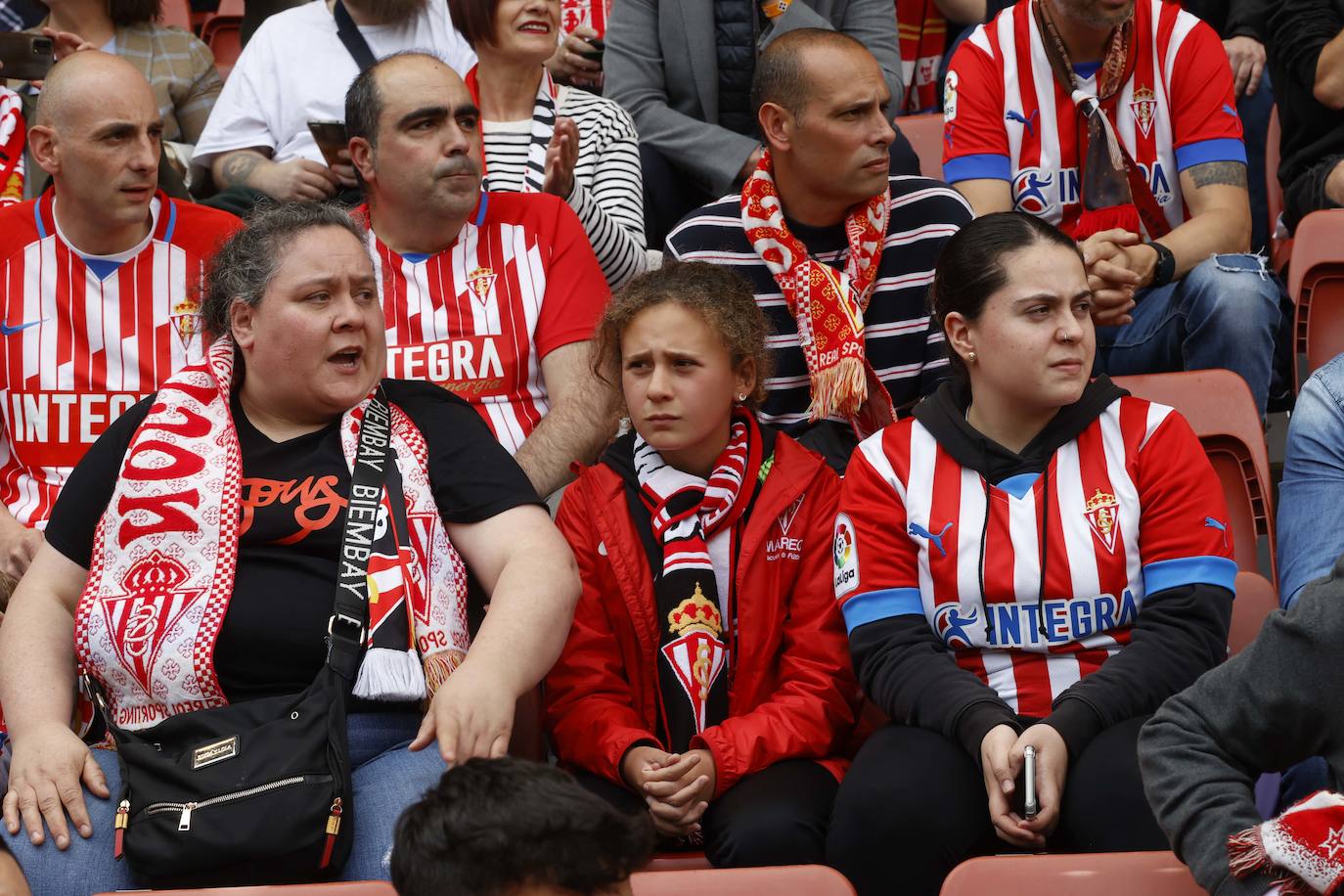 ¿Estuviste en el Sporting - Oviedo? ¡Búscate en las fotos!