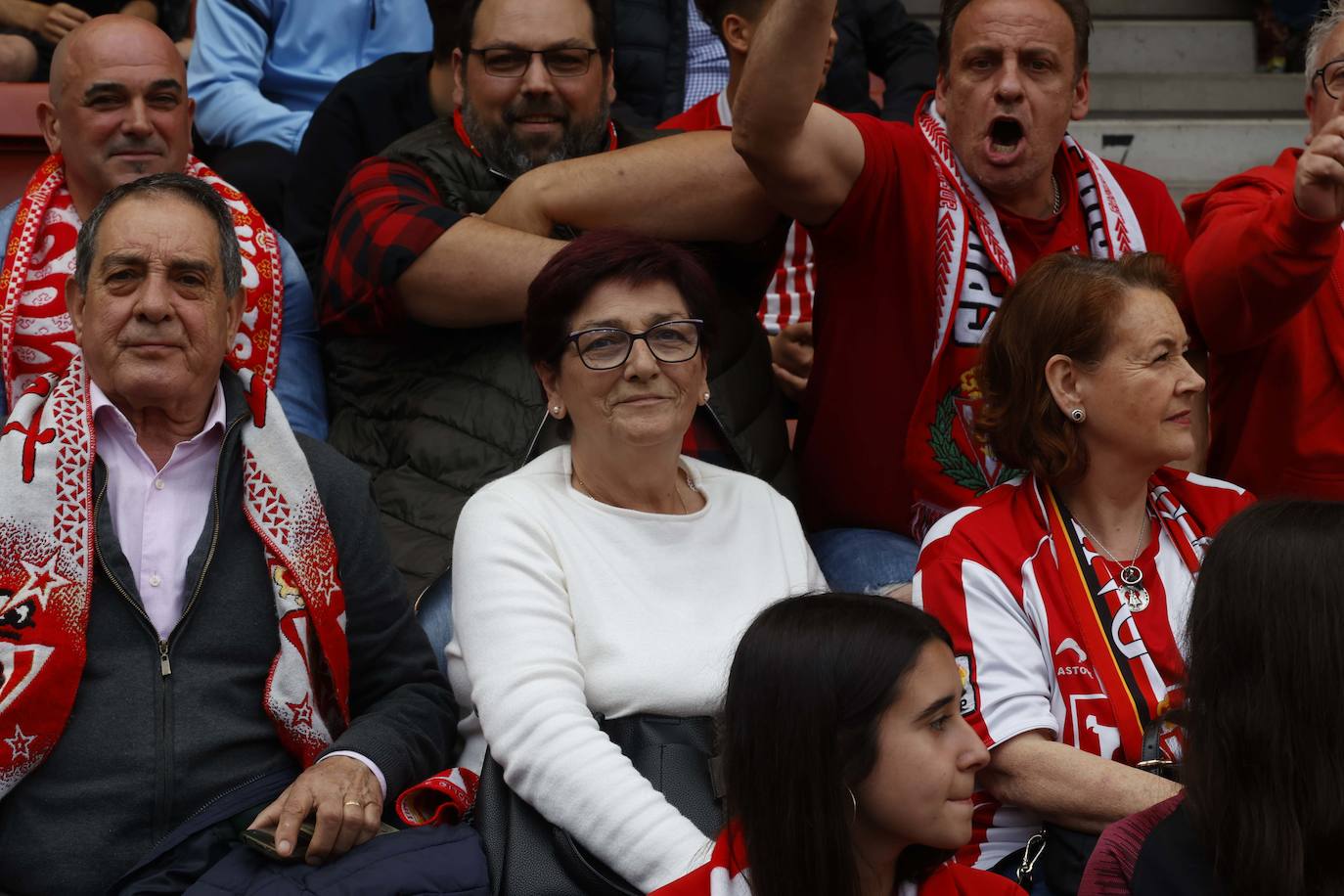 ¿Estuviste en el Sporting - Oviedo? ¡Búscate en las fotos!