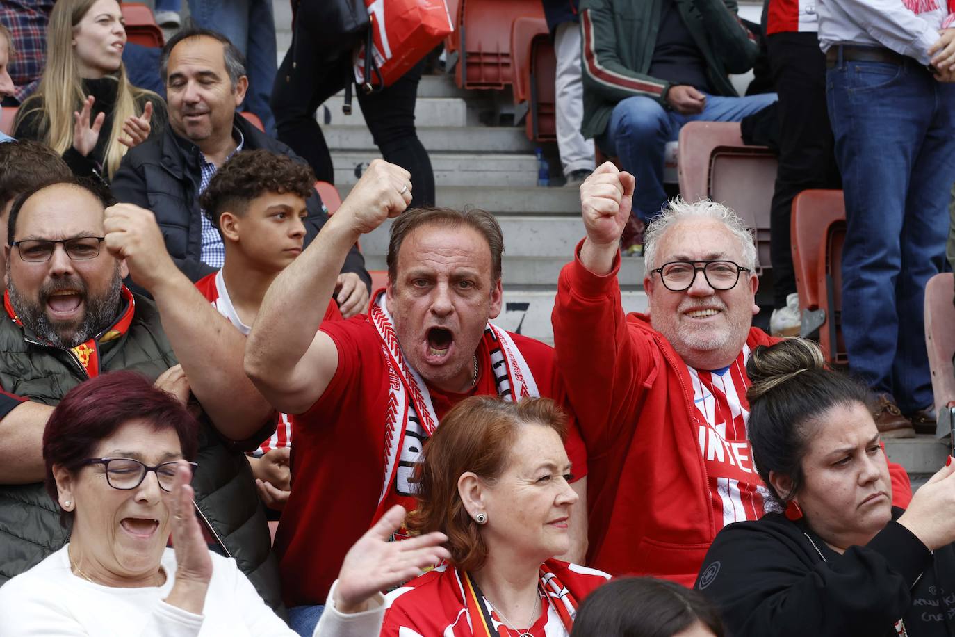 ¿Estuviste en el Sporting - Oviedo? ¡Búscate en las fotos!