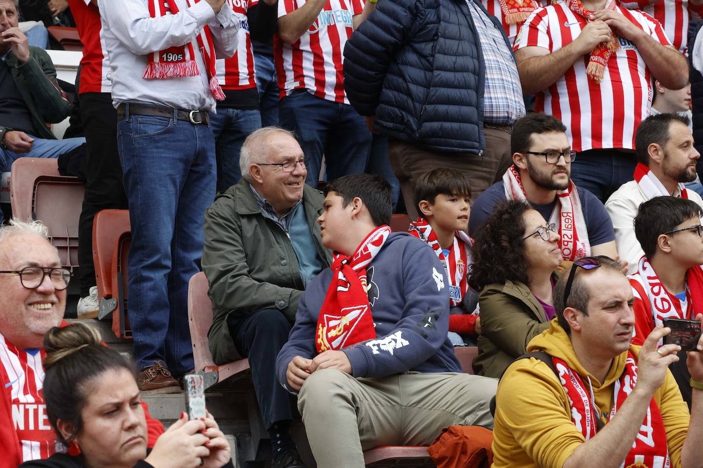 ¿Estuviste en el Sporting - Oviedo? ¡Búscate en las fotos!