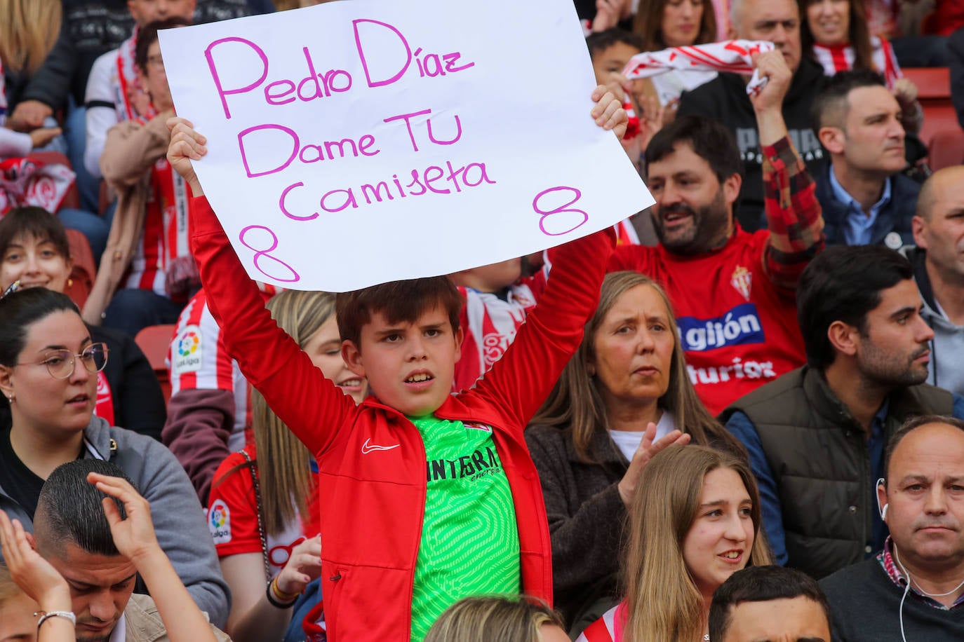 ¿Estuviste en el Sporting - Oviedo? ¡Búscate en las fotos!