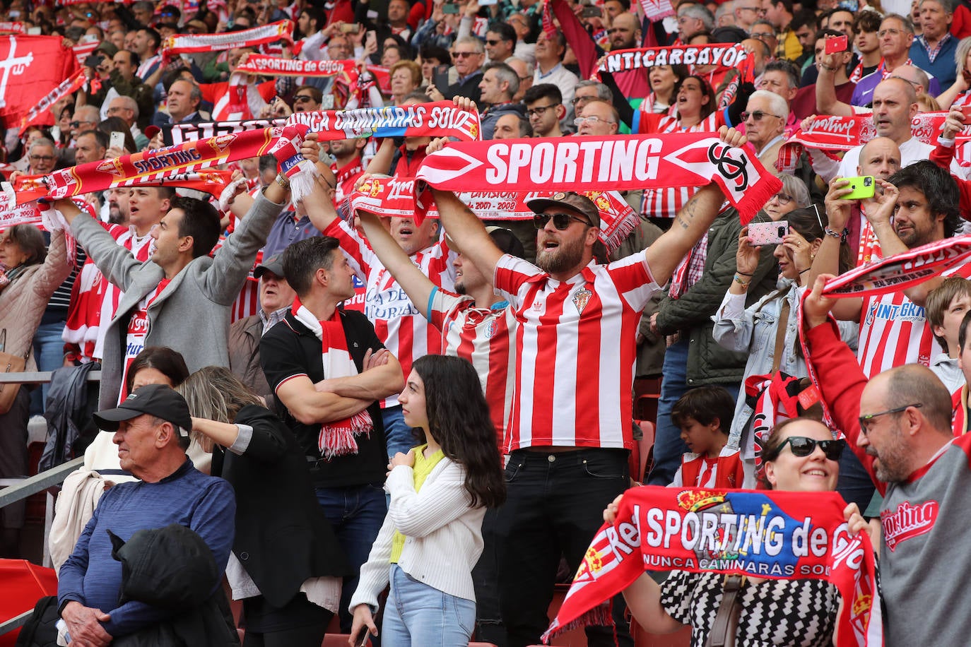 ¿Estuviste en el Sporting - Oviedo? ¡Búscate en las fotos!