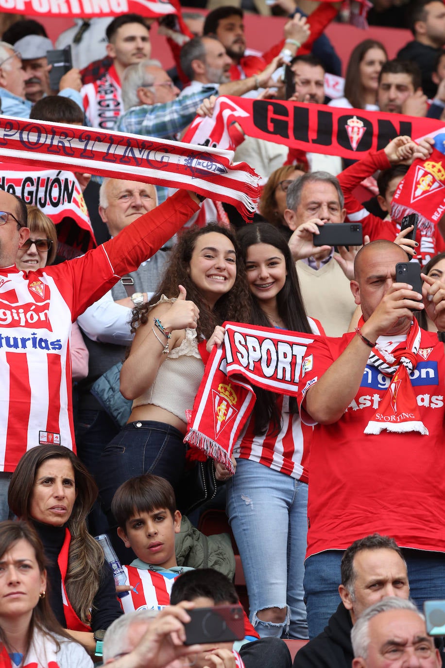 ¿Estuviste en el Sporting - Oviedo? ¡Búscate en las fotos!