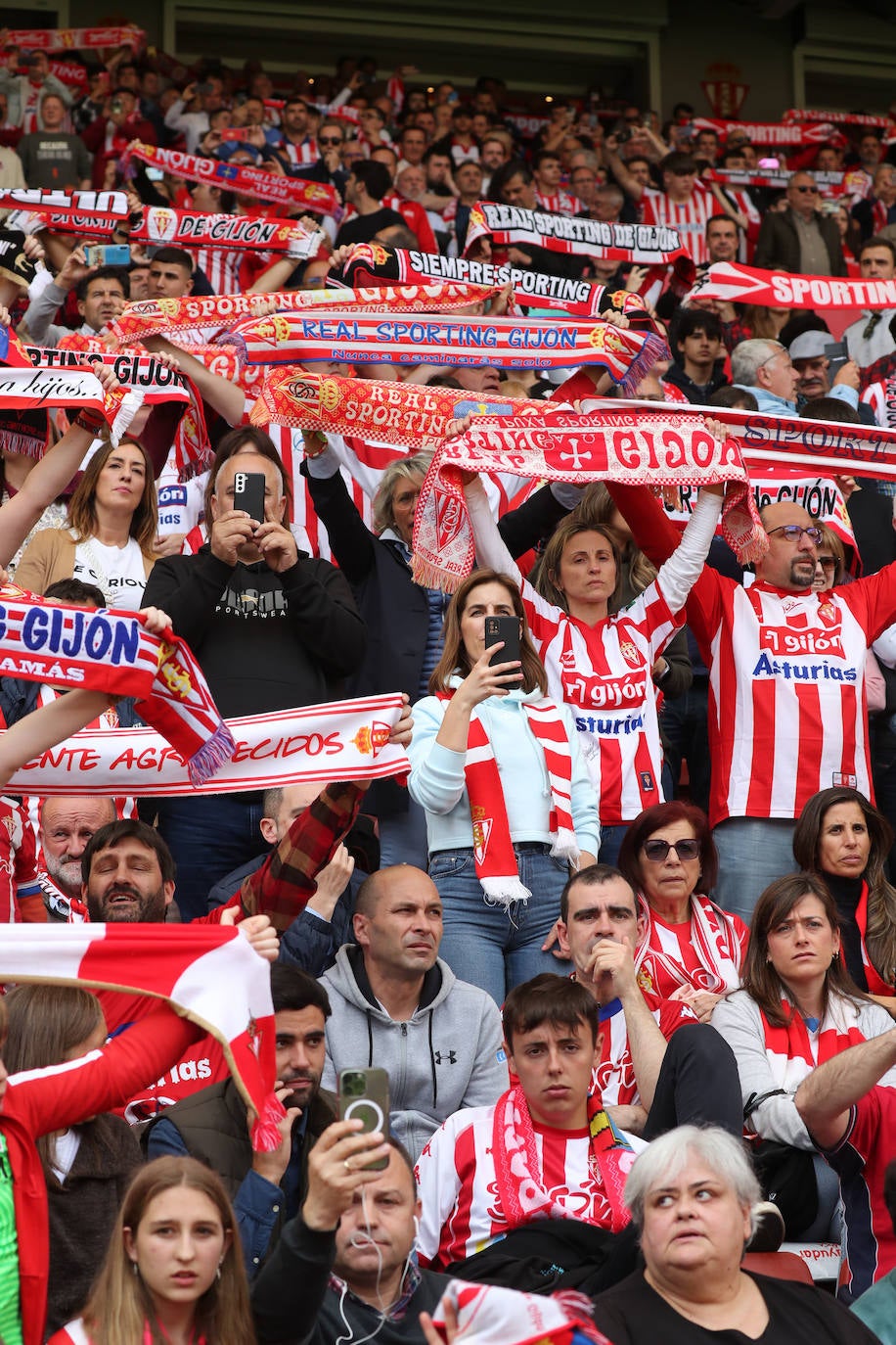 ¿Estuviste en el Sporting - Oviedo? ¡Búscate en las fotos!