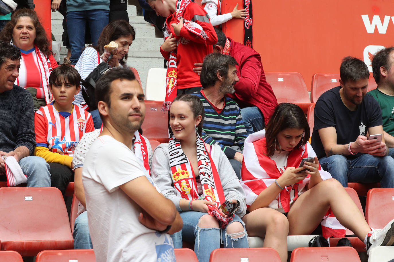 ¿Estuviste en el Sporting - Oviedo? ¡Búscate en las fotos!